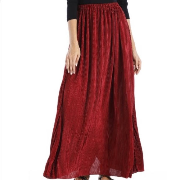 Burgundy pleated maxi skirt - Picture 2 of 3